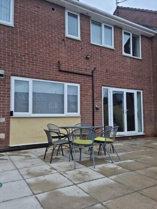 5 Bedroom House - Cheshire Oaks Ellesmere Port Exterior foto